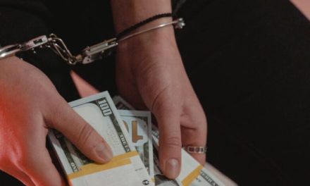 المثنى.. اعتقال مبتز الكتروني هدد أشخاصا وطالبهم بمبالغ مالية