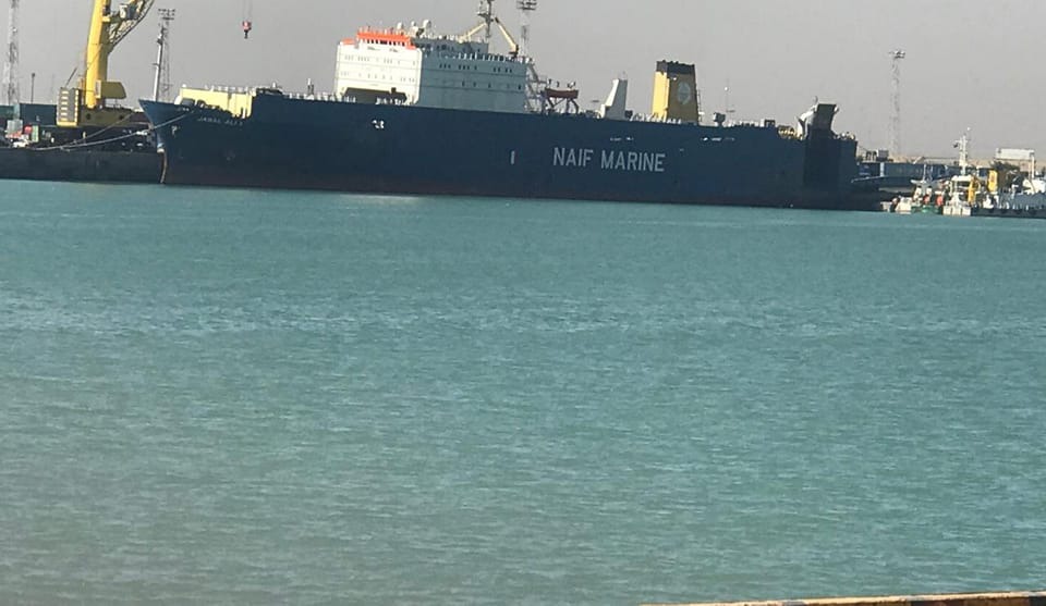 النقل تستقبل سفينتين وناقلة نفط في مينائي ام قصر الشمالي والجنوبي