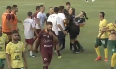 مدرب برازيلي يفقد أعصابه وينطح مساعدة الحكم