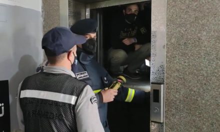 بينهم طفل.. الدفاع المدني: انقاض 4 اشخاص علقوا في مصعد بمحافظة واسط( فديو)