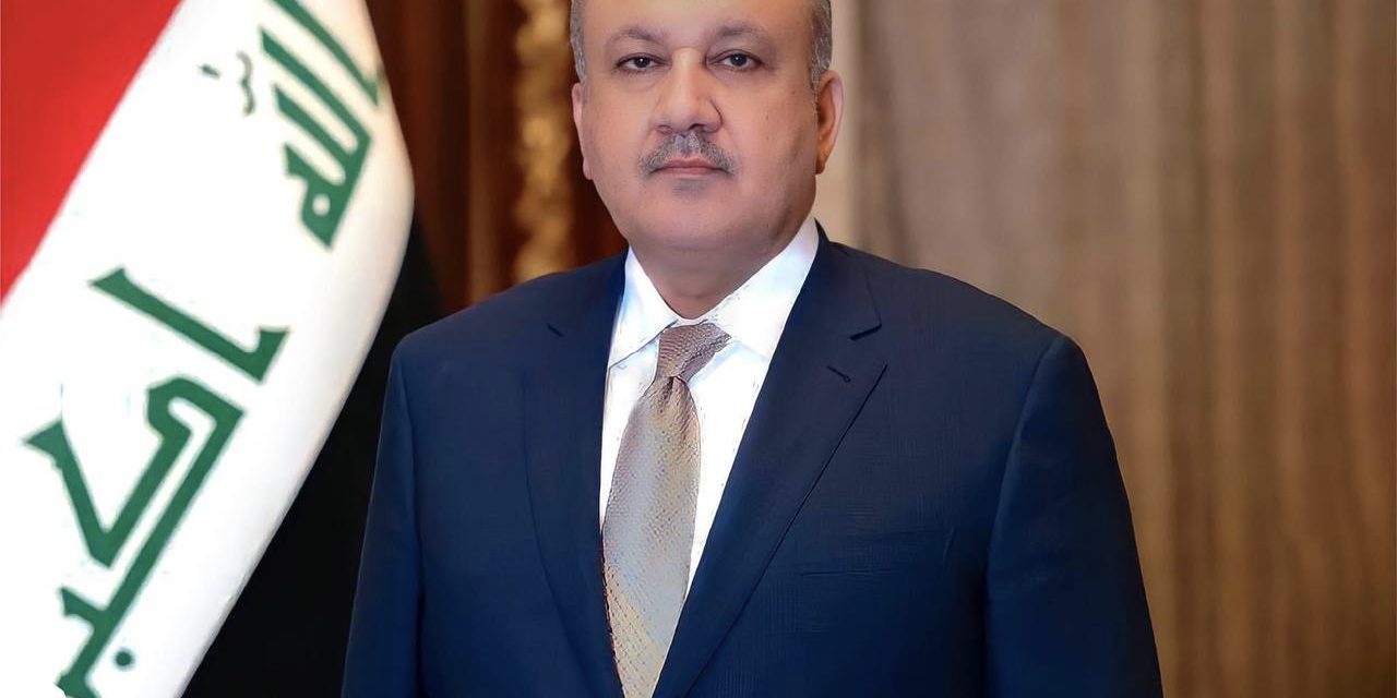 وزير الدفاع يوجه بتطبيق نظام البديل في قواطع العمليات ووحدات المقر العام كافة