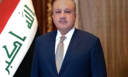 وزير الدفاع يوجه بتطبيق نظام البديل في قواطع العمليات ووحدات المقر العام كافة