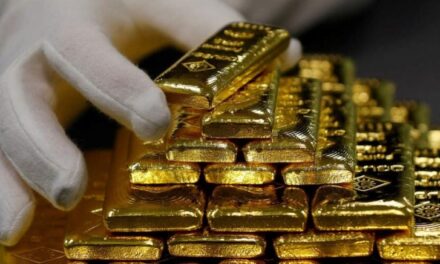 الذهب يتراجع مع مخاطر التضخم وآثار خفض إنتاج أوبك +