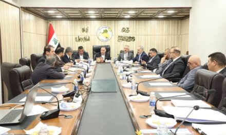 الأمن والدفاع النيابية تبحث مع وزير الدفاع تضمين المفسوخة عقودهم في الموازنة