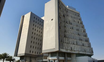 المالية تنفي فتح منافذ لبيع العملة بسقف ألف دولار شهرياً لكل مواطن