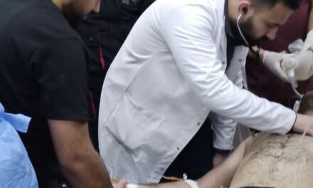 بالصور.. انقاذ عاملين دخلا فتحة صرف صحي وفقدا الوعي في الرمادي
